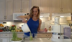 recipe: How to Make Apple, Cucumber & Wheat Grass Juice - cookingwithkimberly.com