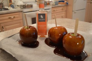 How to Make Chardonnay Peach Caramel Apples - cookingwithkimberly.com