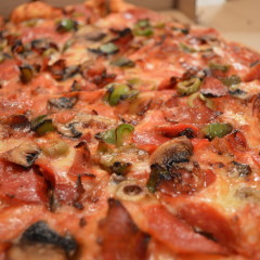 Web Chef Review: Roberto’s Pizza Passion Hand-Tossed Deluxe Pizza