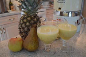 How to Make Apple, Pear & Pineapple Juice - cookingwithkimberly.com
