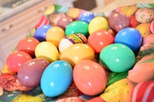 How to Color Easter Eggs - cookingwithkimberly.com