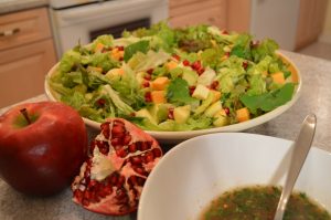 How to Make Green Salad with Pomegranate & Apple - cookingwithkimberly.com