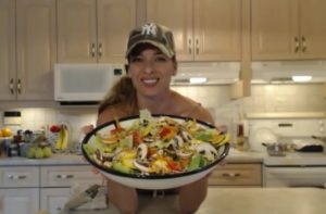 How to Make Healthy Garden Salad - cookingwithkimberly.com