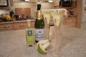 How to Make Napa Valley Champagne Pear Cocktails - cookingwithkimberly.com