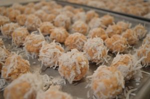 How to Make Peanut Butter Snowballs - cookingwithkimberly.com