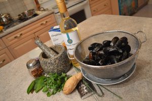How to Steam Ginger Lemongrass Mussels - cookingwithkimberly.com