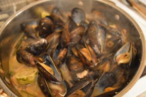 How to Steam Ginger Lemongrass Mussels - cookingwithkimberly.com