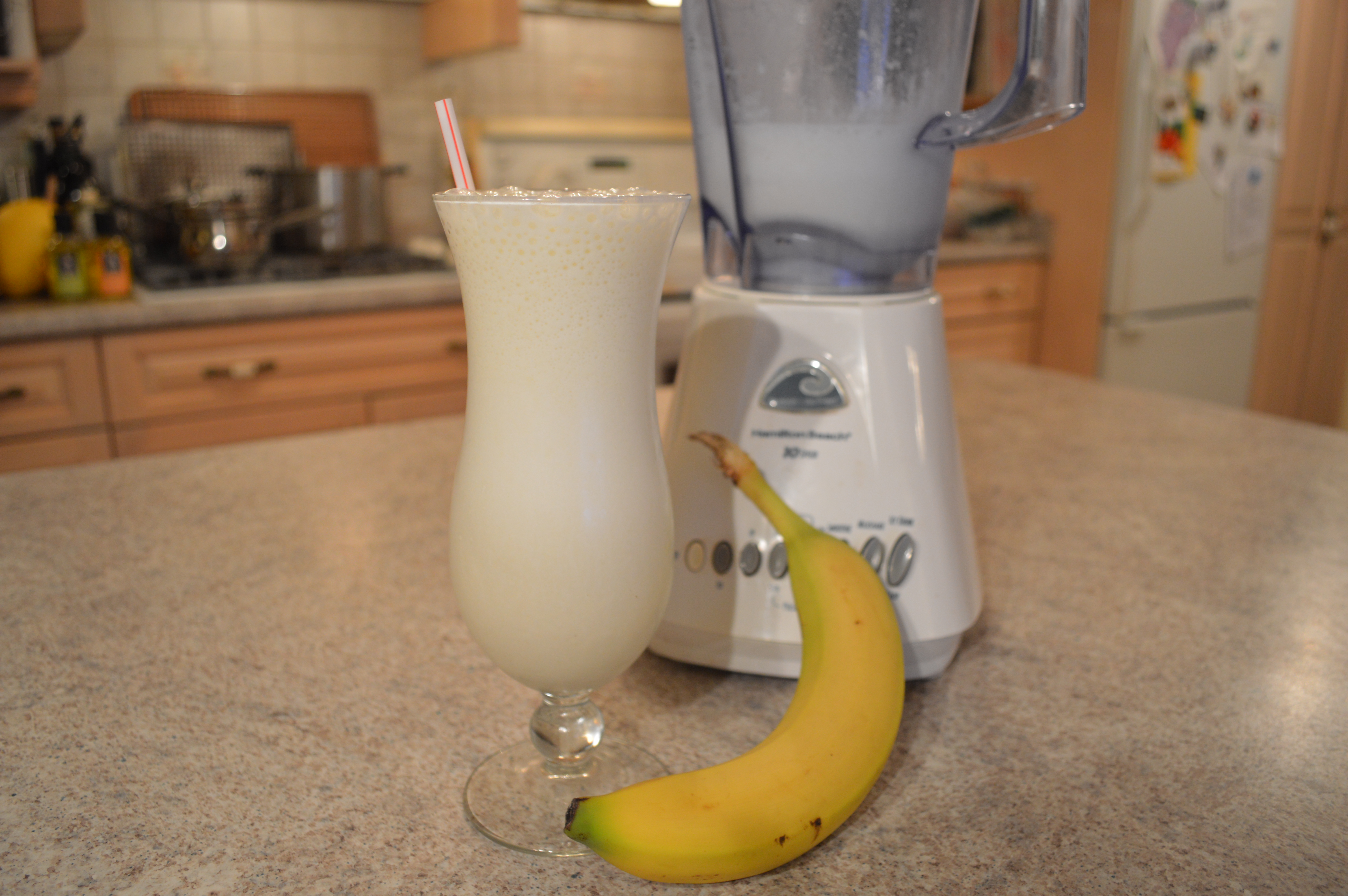 Смузи из банана и молока в блендере. Молочный Шейк банановый. Милкшейк 2022. Молочный банановый коктейль в блендере. Молочный коктейль с бананом и мороженым.